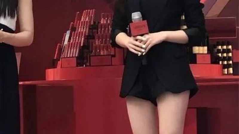 赵露思陪闺蜜领证晒红本引乌龙，网友错认其秘婚险闹笑话